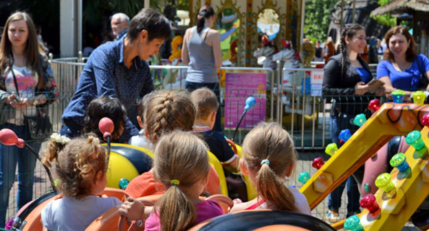 Дети катаются на карусели День защиты детей. Сочи, 1 июня 2016 г. Фото Светланы Кравченко для "Кавказского узла"