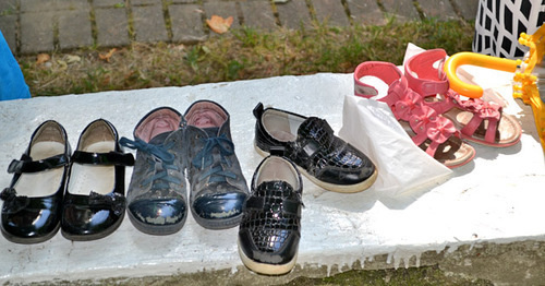 Детская обувь. Празднование Дня защиты детей. Сочи, 1 июня 2016 г. Фото Светланы Кравченко для "Кавказского узла"