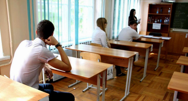 Выпускники во время сдачи ЕГЭ. Фото: Валентина Мищенко / Югополис