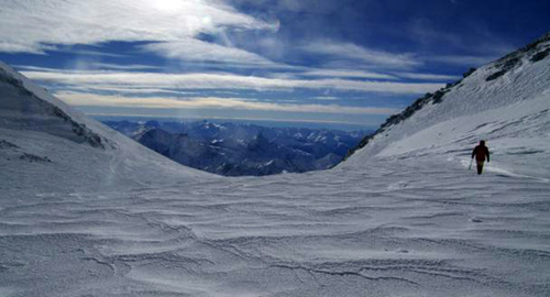 Альпинист в горах. Фото: Александр Кашаев. http://kavtoday.ru/16241
© www.kavtoday.ru