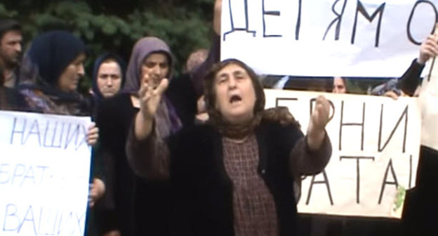 Родственники Сулейманова и Мусаева вышли на митинг. Махачкала, 11 июня 2016 г. Кадр из видео "Кавказского узла"