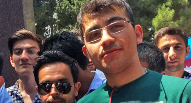 Эльвин Абдуллаев (в центре). Фото: RFE/RL