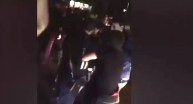 Момент задержания сына мэра Махачкалы Бадрудина Мусаева. Махачкала, 31 мая 2016 г. Кадр из видео zampolit.com https://www.youtube.com/watch?v=8TEFiZs14kE