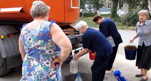 Жители Красного Сулина в очереди за водой. Скриншот видеозаписи с обращениями местных жителей в адрес властей, Youtube.com