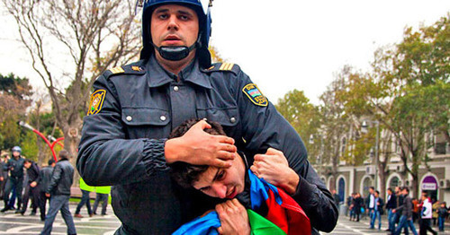 Сотрудник полиции задерживает активиста во время акции протеста. Баку, 17 ноября 2012 г. Фото Азиза Каримова для "Кавказского узла"