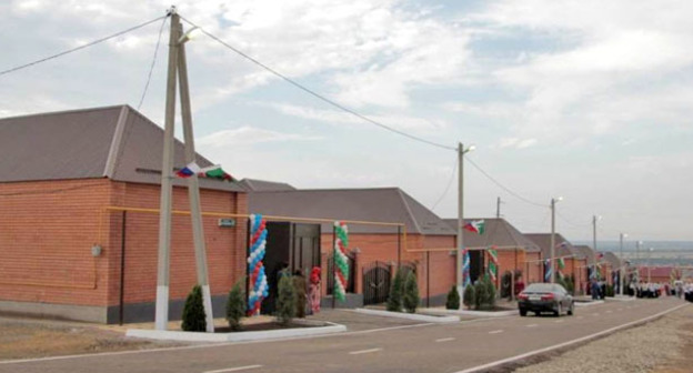 Новые дома в селении Новый Беной для семей, потерявших жилье из-за оползней. Чечня, 29 июня 2016 г. Фото: Ибрагим Эстамиров/ИА "Грозный-информ"