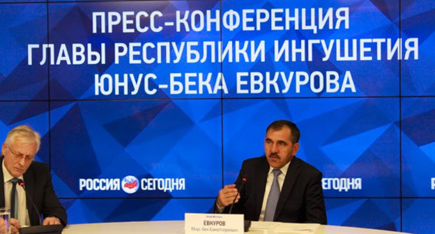 Юнус-Бек Евкуров (справа) во время пресс-конференции. Фото Елены Хрусталевой для "Кавказского узла"