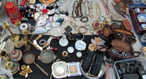 Товары одного из продавцов блошиного рынка на ярмарке "Вернисаж" в Ереване. 2 июля 2016 года. Фото Армине Мартиросян для "Кавказского узла".

