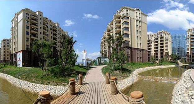 Здания в "Олимпийской деревне", построенной на Тбилисском море в рамках XIII Европейского молодежного олимпийского фестиваля. Фото: © Министерство по делам беженцев http://mra.gov.ge