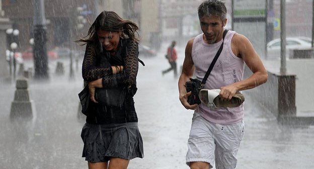 Ливень в городе. Фото: © Sputnik/ Владимир Песня http://sputnik-ossetia.ru/North_Ossetia/20160705/2479998.html