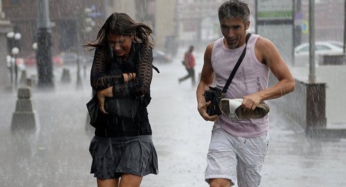 Ливень в городе. Фото: © Sputnik/ Владимир Песня http://sputnik-ossetia.ru/North_Ossetia/20160705/2479998.html