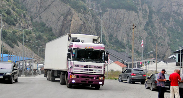 Машины на месте пункта пропуска "Верхний Ларс". Фото Магомеда Магомедова для "Кавказского узла"