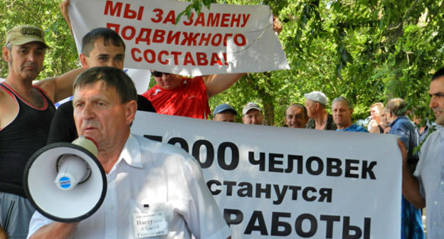 Плакат участников митинга против ликвидации маршрутов общественного транспорта. Волгоград, 4 июля 2016 г. Фото Татьяны Филимоновой для  "Кавказского узла"