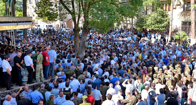 Митинг оппозиции в Сухуме. 5 июля 2016 г. Фото http://sputnik-abkhazia.ru/Abkhazia/20160705/1018974184.html