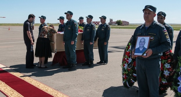 Траурная церемония встречи тела погибшего члена экипажа Ил-76 МЧС России Марата Хадаева в аэропорту Волгограда, 6 июля 2016 г. Фото: Главное управление МЧС России по Волгоградской области http://34.mchs.gov.ru/pressroom/news/item/3848453/