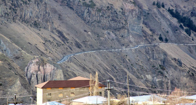 Вид на Военно-грузинскую дорогу. Поселок Казбеги. Фото Ахмеда Альдебирова для "Кавказского узла"