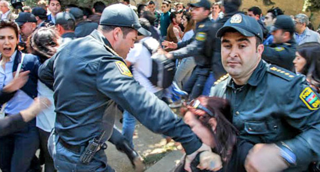 Сотрудники полиции задерживают активиста. Баку, 6 мая 2014 г. Фото Азиза Каримова для "Кавказского узла"