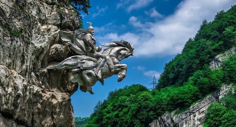 Памятник Уастырджи в Северной Осетии. Фото: http://stage1.10russia.ru/sights/8/813