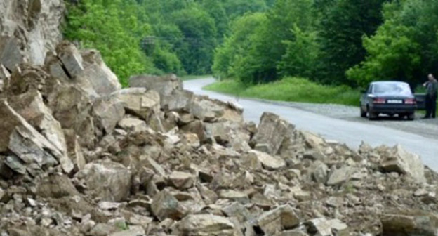 Камнепад на дороге Чамбарак-Дилижан. Фото http://newsarmenia.am/news/incidents/odna-iz-trass-na-severe-armenii-iz-za-kamnepada/