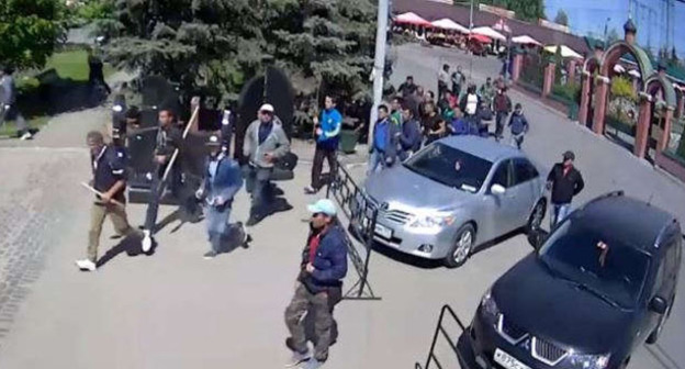 Участники массовой драки на Хованском кладбище. Москва, 14 мая 2016 г. Фото: RFE/RL