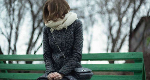 Девушка на скамейке. Фото: Balzhan Baltasheva (RFE/RL)