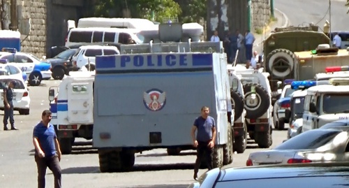 Полицейские автомобили на подъезде к захваченному зданию. Ереван, 17 июля 2016 года. Скриншот видеозаписи корреспондента "Кавказского узла" Тиграна Петросяна