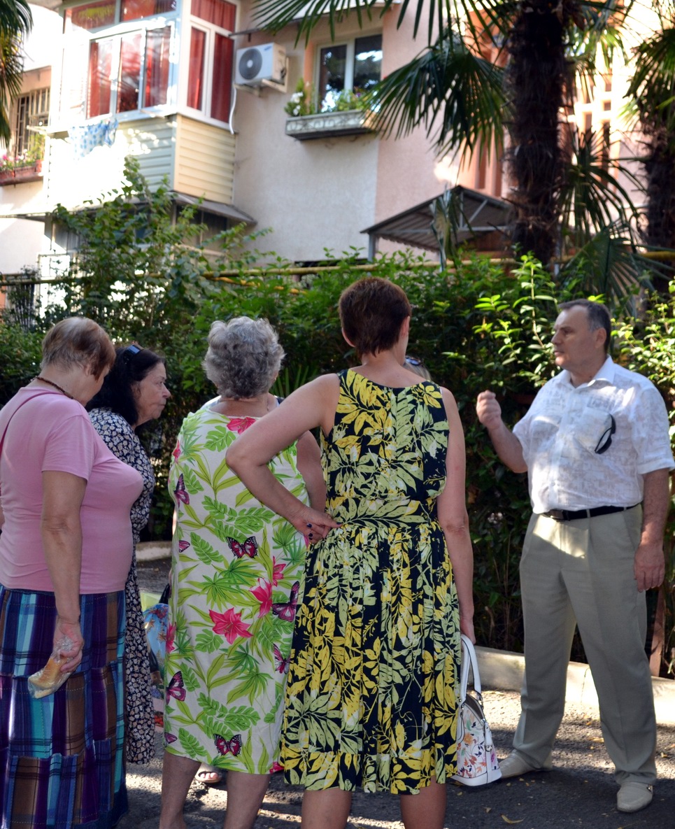 Главный инженер УК ООО "Управа" Ефрем Задикян рассказывает жильцам об условиях установки камер. Сочи, 15 июля 2016 года. Фото Светланы Кравченко для "Кавказского узла".