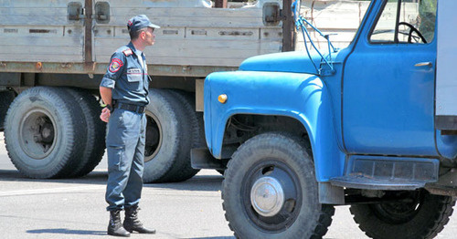 Сотрудник полиции. Ереван, 17 июля 2016 г. Фото Тиграна Петросяна для "Кавказского узла"