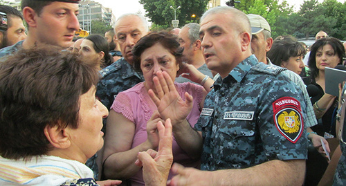 Высокопоставленный полицейский чин убеждает манифестанта отказаться от идеи проведения шествия. Фото Тиграна Петросяна для "Кавказского узла"