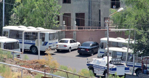 Полиция окружила территорию полка ППС. Ереван, 17 июля 2016 г. Фото Тиграна Петросяна для "Кавказского узла"