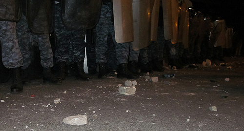Камни у ног полицейских в Ереване 20.07.2016. Фото Тиграна Петросяна для "Кавказского узла"