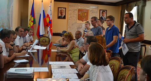  На встрече с жильцоами в кабинете мэра.  Фото Светланы Кравченко для "Кавказского узла"