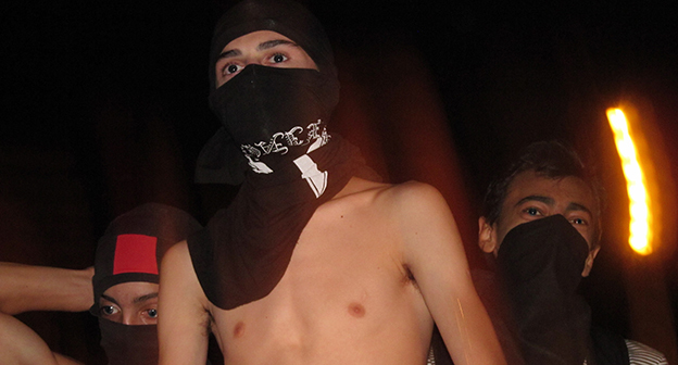 Молодежь заявляет о поддержке отряда «Сасна Црер», захватившего полк полиции. Фото Тиграна Петросяна для "Кавказского узла"