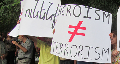 Активисты растянули плакаты в поддержку отряда «Сасна Црер». Ереван, 20 июля 2016 г. Фото Тиграна Петросяна для "Кавказского узла"