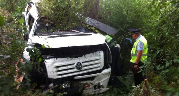 Полицейский осматривает место ДТП с участием автобуса марки "Фольксваген". 24 июля 2016 года, Азовский район. Фото: МВД по Ростовской области.