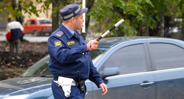 Сотрудник ДПС. Фото: Иван Журавлев / Югополис