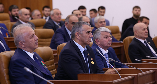 Заседании парламента ЧР, июнь 2016. Фото: http://www.parlamentchr.ru/press-centre/fotoreportazhi/3656-parlament-chr-prinyal-reshenie-o-samorospuske