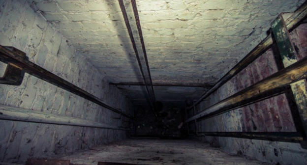 Шахта лифта. Фото: http://bloknot.ru/chp/mat-s-5-letnim-rebenkom-provalilis-v-shahtu-lifta-v-rostove-na-donu-469209.html