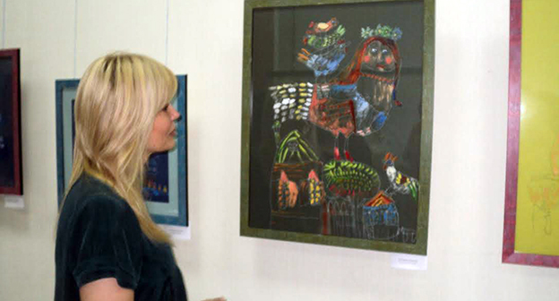 Посетитель выставки  «Если я умею летать» в Нальчике. Фото Луизы Оразаевой для «Кавказского узла»