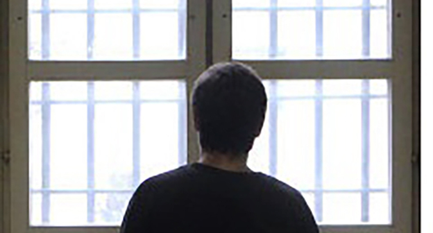 Заключенный в камере. Фото: http://natpressru.info/index.php?newsid=10358