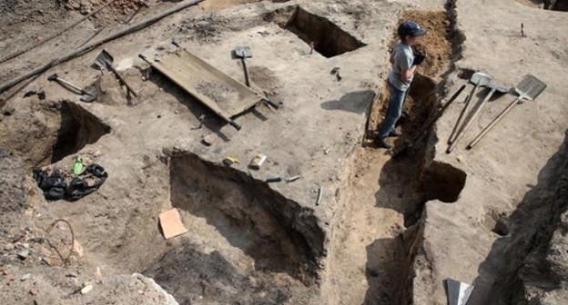 Раскопк на месте древнегреческого города Фанагория в Темрюкском районе Краснодарского края
Фото:  http://bloknot-krasnodar.ru/news/stela-s-nadpisyu-persidskogo-tsarya-naydena-na-kub-767683