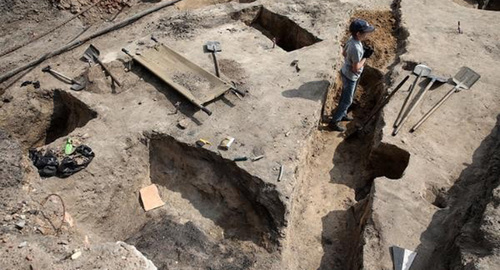 Раскопк на месте древнегреческого города Фанагория в Темрюкском районе Краснодарского края
Фото:  http://bloknot-krasnodar.ru/news/stela-s-nadpisyu-persidskogo-tsarya-naydena-na-kub-767683