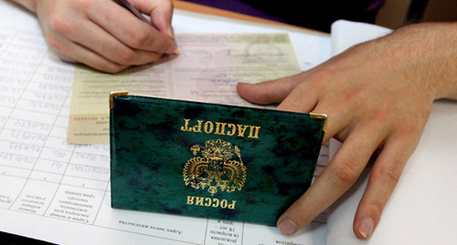 Выдача открепительного удостоверения. Фото:  https://riamo.ru/article/15069/svyshe-40-tys-otkrepitelnyh-vydali-dlya-golosovaniya-na-vyborah.xl