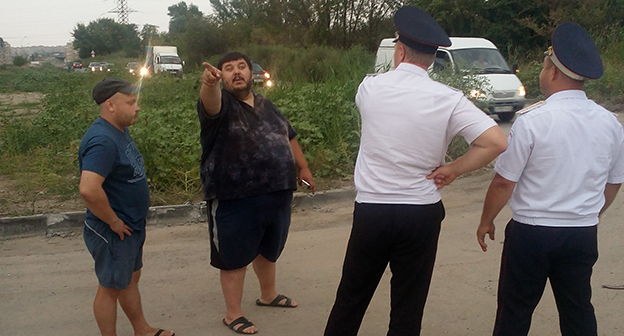 Жильцы дома, через двор которого проезжали грузовики. Фото татьяны Филимоновой для "Кавказского узла"