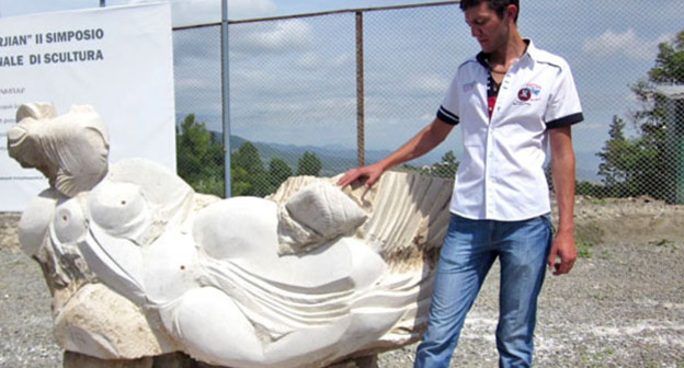 Скульптор из Армении Баграт Балабекян.  Второй международный симпозиум скульптуров "Акоп Гюрджян" в городе Шуши в Нагорном Карабахе июль 2012 г. Фото Алвард Григорян для "Кавказского узла"