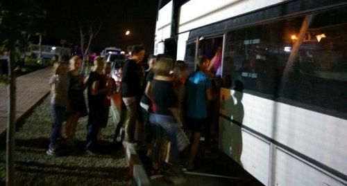 Эвакуация на автобусе детей после пожара в здании базы отдыха "Витязево" в пригороде Анапы, 11 августа 2016 года. Фото: Администрация муниципального образования "Город-курорт Анапа" http://www.anapa-official.ru/news/2016/08/14382/