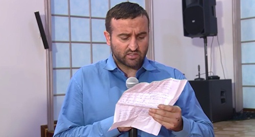 Шоип Тутаев зачитывает перед Кадыровым извинения за свои слова. Скриншот из сюжета телеканала "Грозный", grozny.tv