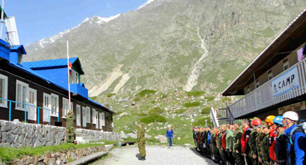 Ущелье Безенги. Фото http://www.alpfederation.ru/article/regionnews/2013/06/03/4656