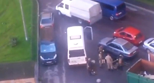 Спецоперация в жилом доме на Ленинском проспекте. Санкт-Петербург, 17 августа 2016 г. Кадр из видео пользователя Sheldon Cuper https://www.youtube.com/watch?v=5ZrizenCWoo