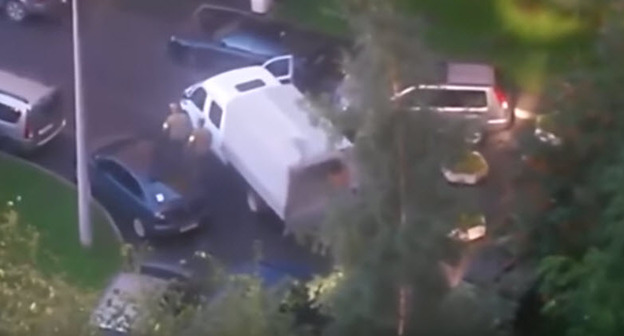 Спецоперация в жилом доме на Ленинском проспекте. Санкт-Петербург, 17 августа 2016 г. Кадр из видео пользователя North and We https://www.youtube.com/watch?v=F1DuAQpkv70